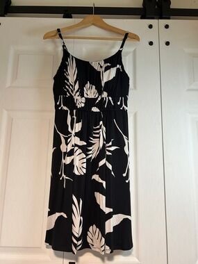 Soma Black & White Tropical-Print Spaghetti Mini Dress- built in bra & pockets